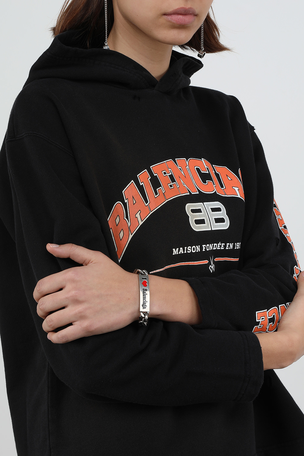 תמונת כל הלוק של צמיד גורמט כסוף ממותג